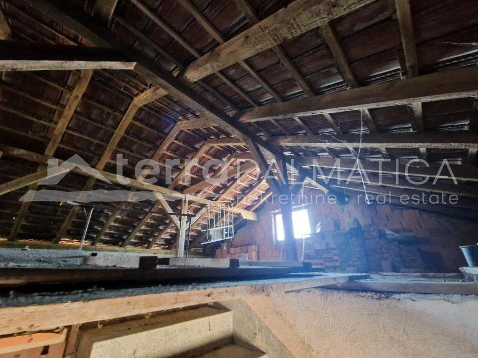 Umgebung von Knin, Familienhaus mit zwei Wohnungen und Keller