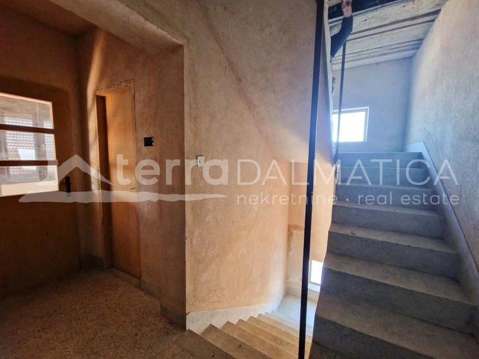 Umgebung von Knin, Familienhaus mit zwei Wohnungen und Keller