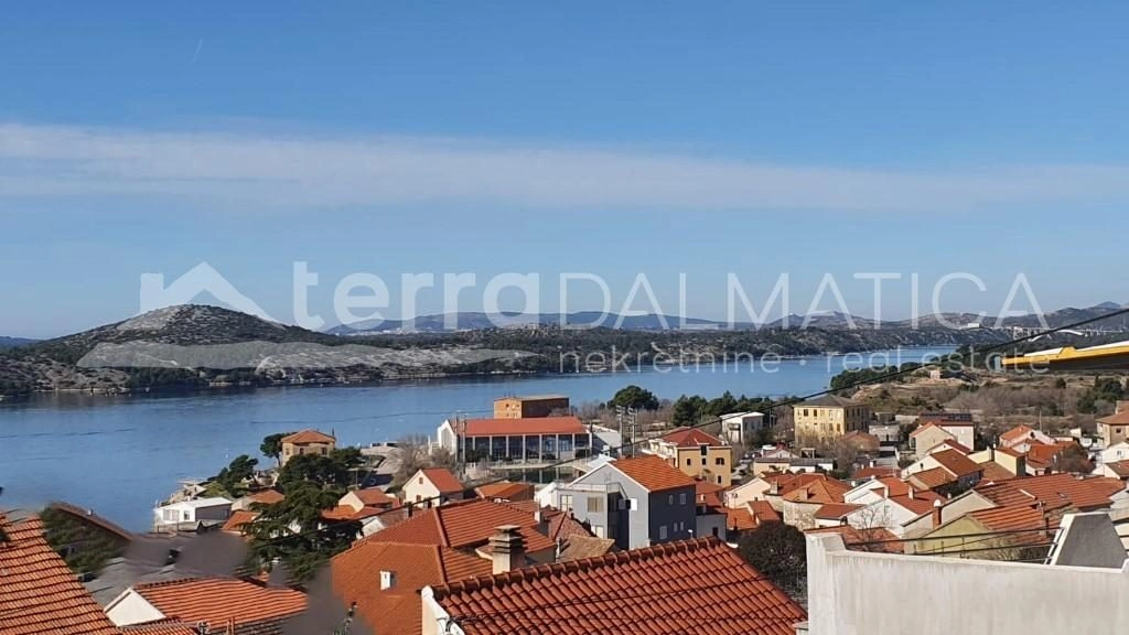 Šibenik - Wohnung in einem Steinhaus mit Meerblick und Parkplatz
