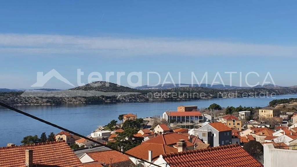 Šibenik - Wohnung in einem Steinhaus mit Meerblick und Parkplatz