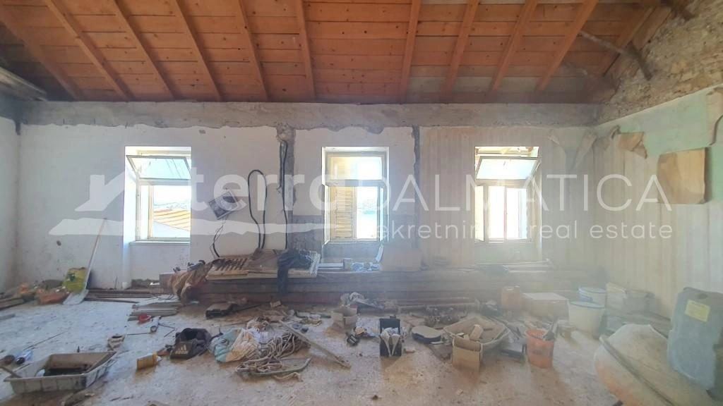 Šibenik - Wohnung in einem Steinhaus mit Meerblick und Parkplatz