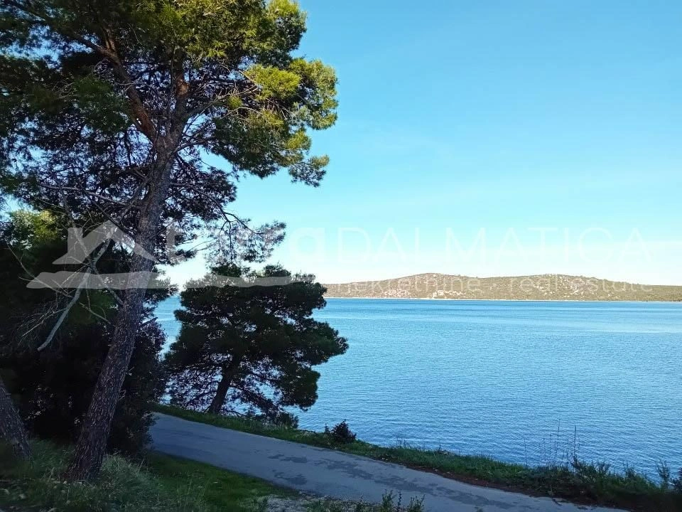 Umgebung von Sibenik, Sparadici, attraktive Ein-Zimmer-Wohnung am Meer