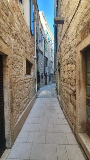 Šibenik, Steinhaus am Wasser