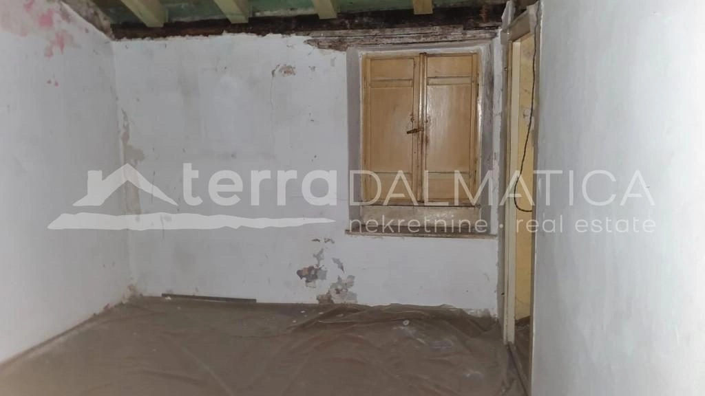 Šibenik, Steinhaus am Wasser