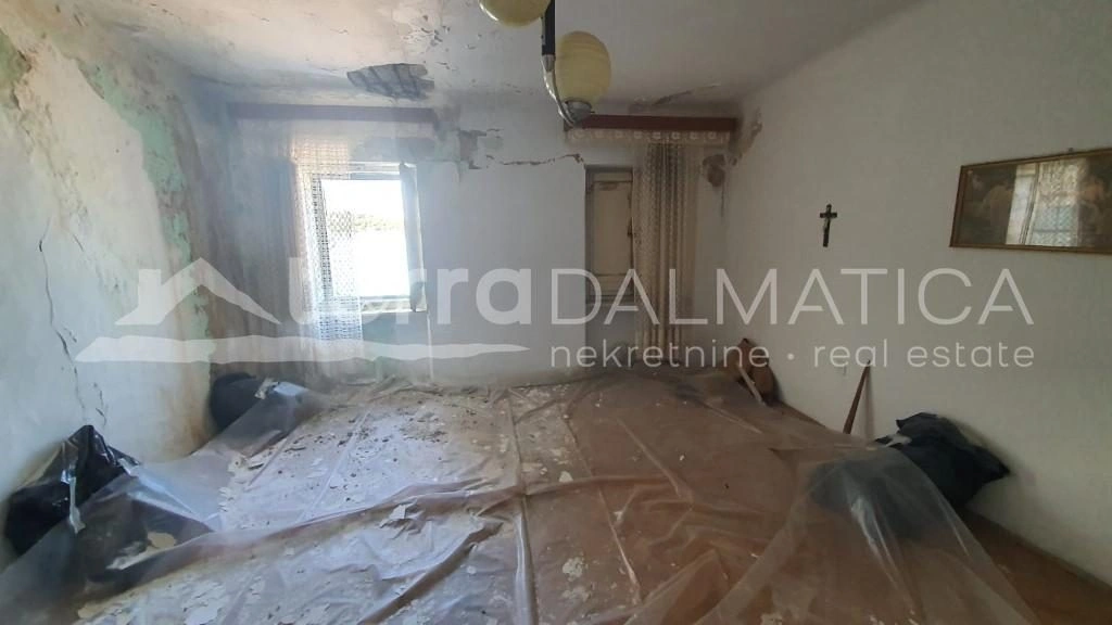 Šibenik, Steinhaus am Wasser