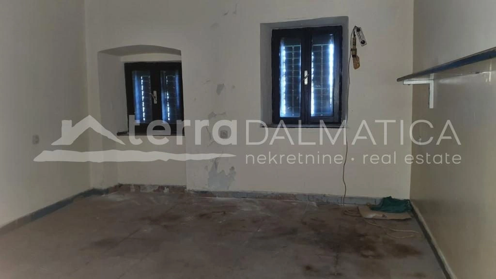 Šibenik, Steinhaus am Wasser