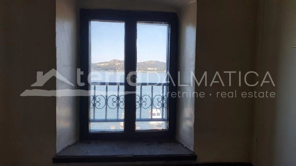 Šibenik, Steinhaus am Wasser