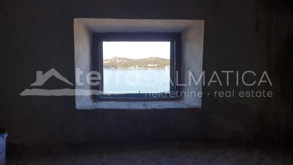 Šibenik, Steinhaus am Wasser