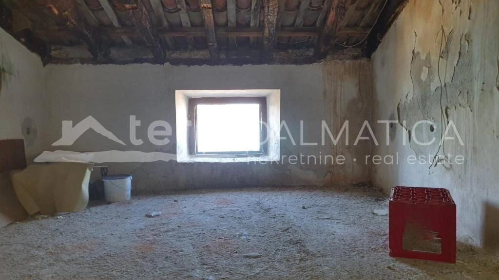 Šibenik, Steinhaus am Wasser