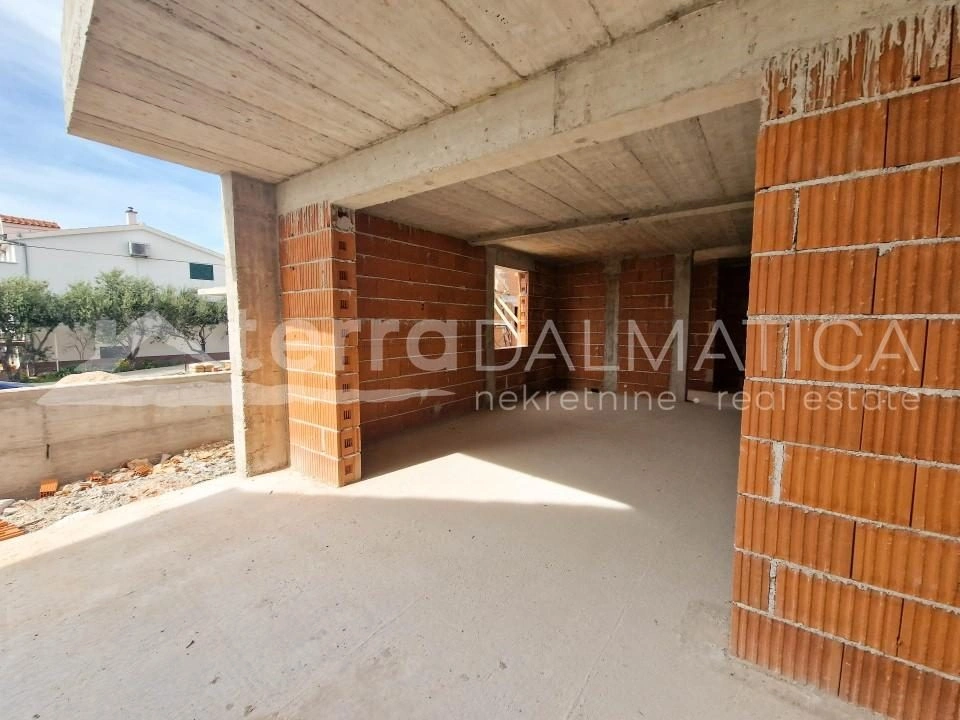 Vodice, modernes Zweifamilienhaus in ruhiger Lage