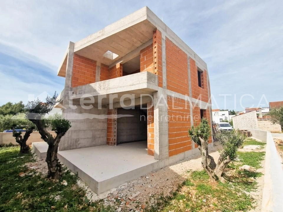 Vodice, modernes Zweifamilienhaus in ruhiger Lage