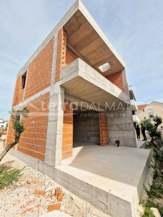 Vodice, modernes Zweifamilienhaus in ruhiger Lage