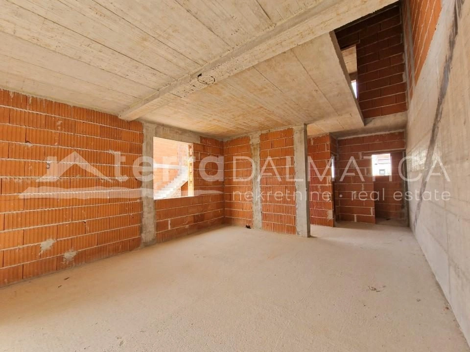 Vodice, modernes Zweifamilienhaus in ruhiger Lage