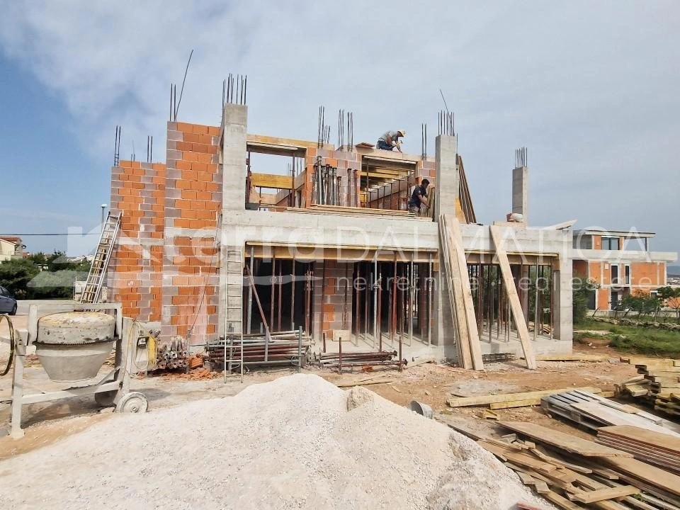 Vodice, moderne freistehende Villa mit Meerblick