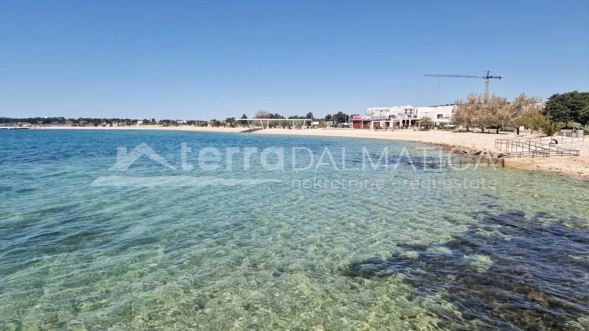 Brodarica, Wohnung in einem Gebäude mit Pool