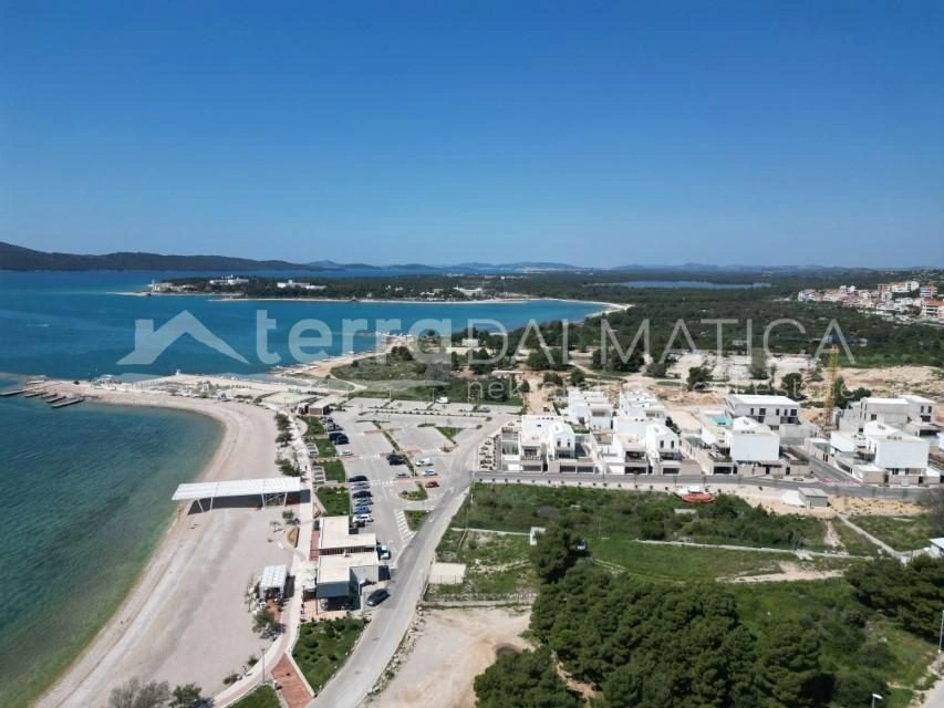 Brodarica, stanovanje v novi stavbi ob plaži