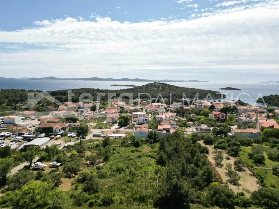 Tribunj, Baugrundstück, 600 m vom Meer entfernt