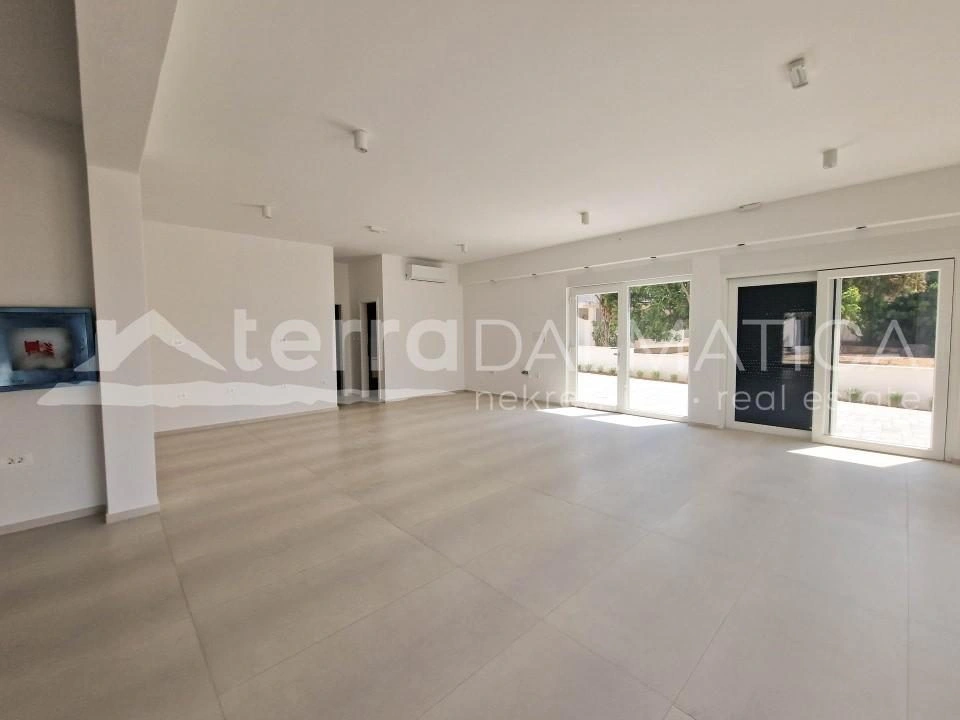 Vodice, Srima, Büroräume in erster Reihe zum Meer