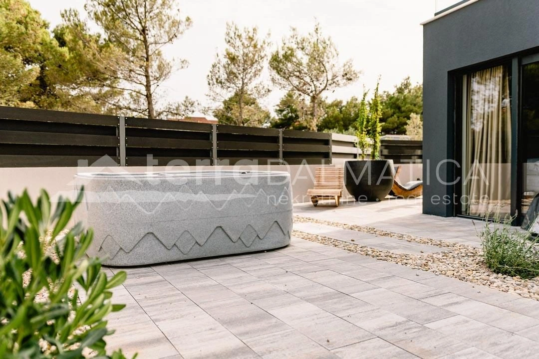 Vodice, Srima, luxuriöse Designervilla mit Swimmingpool, Whirlpool und Sauna
