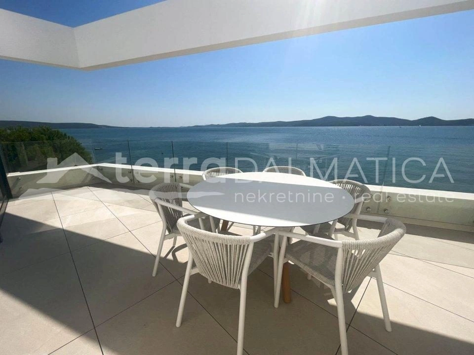 Sukošan, ekskluzivan dvoetažni apartman prvi red do mora