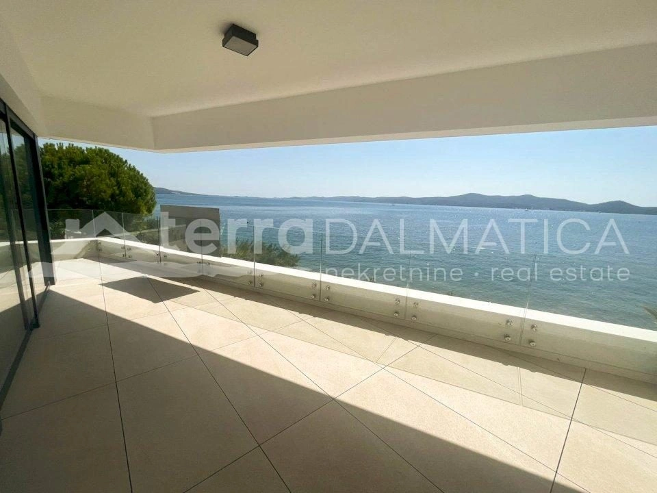 Sukosan, exklusive zweistöckige Wohnung, erste Reihe zum Meer