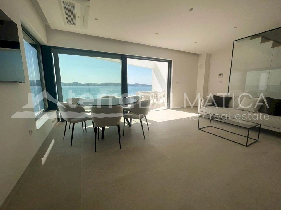 Sukosan, exklusive zweistöckige Wohnung, erste Reihe zum Meer