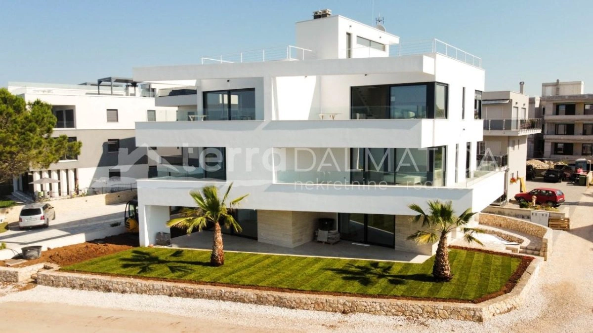 Sukosan, exklusive zweistöckige Wohnung, erste Reihe zum Meer