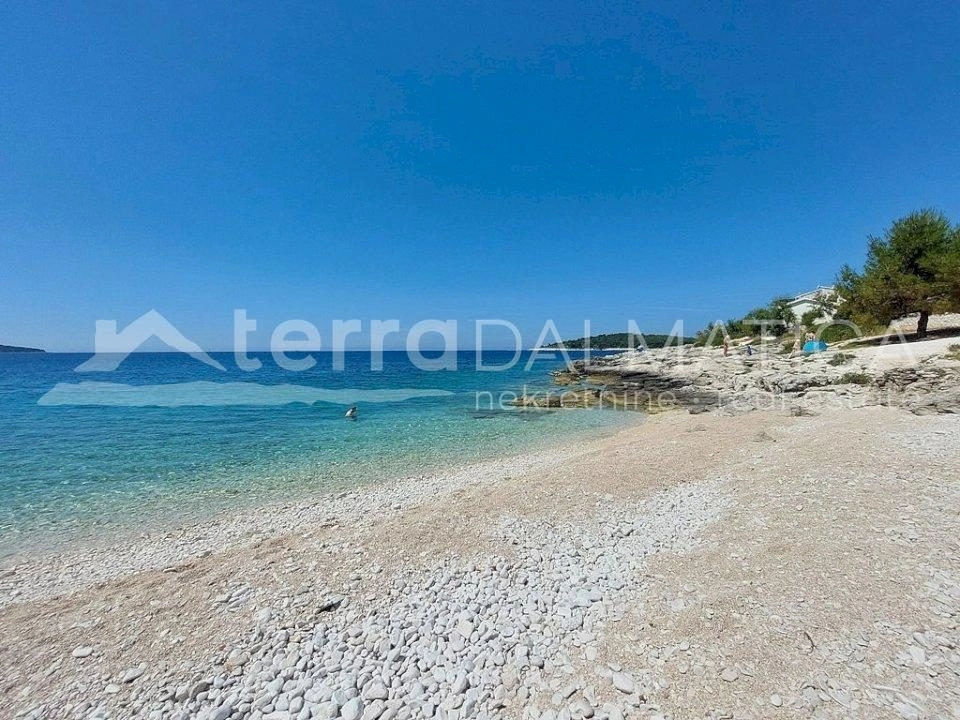 Rogoznica, eine moderne Villa in Meeresnähe mit drei Luxusapartments