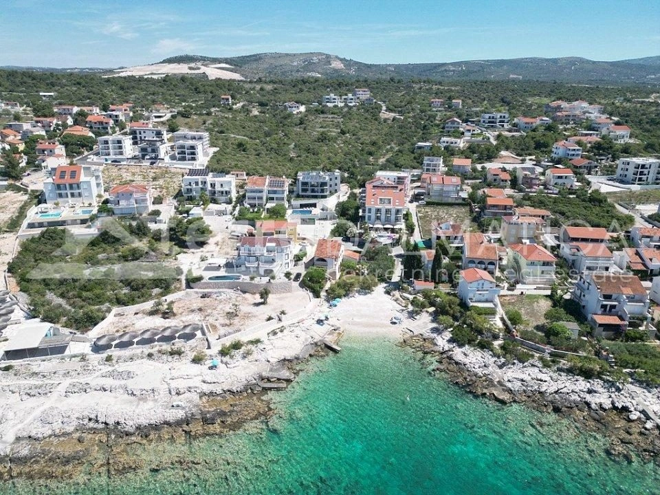 Rogoznica, eine moderne Villa in Meeresnähe mit drei Luxusapartments