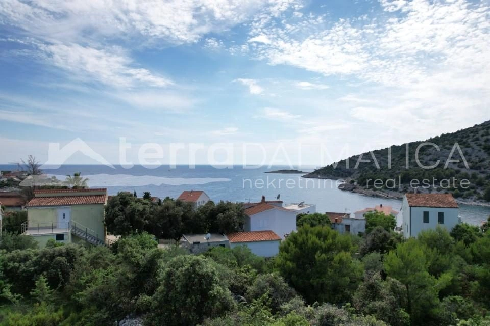 Eine außergewöhnliche Wohnung mit Terrasse und Meerblick in der Nähe von Rogoznica