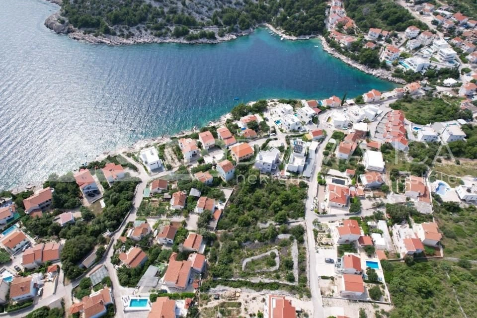 Eine außergewöhnliche Wohnung mit Terrasse und Meerblick in der Nähe von Rogoznica