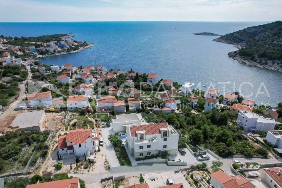 Eine außergewöhnliche Wohnung mit Terrasse und Meerblick in der Nähe von Rogoznica