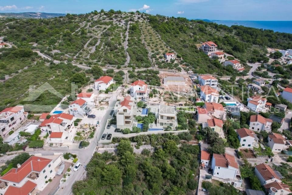 Modernes Haus mit Schwimmbad und Garten in der Nähe von Rogoznica - Nur 130 m vom Meer entfernt