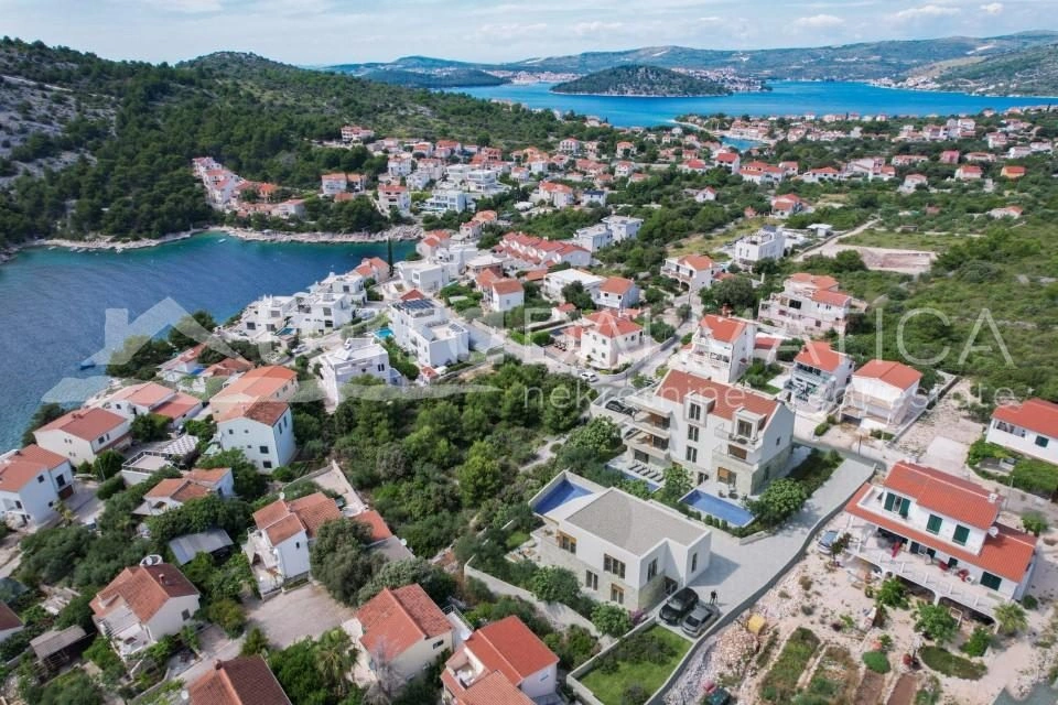 Modernes Haus mit Schwimmbad und Garten in der Nähe von Rogoznica - Nur 130 m vom Meer entfernt