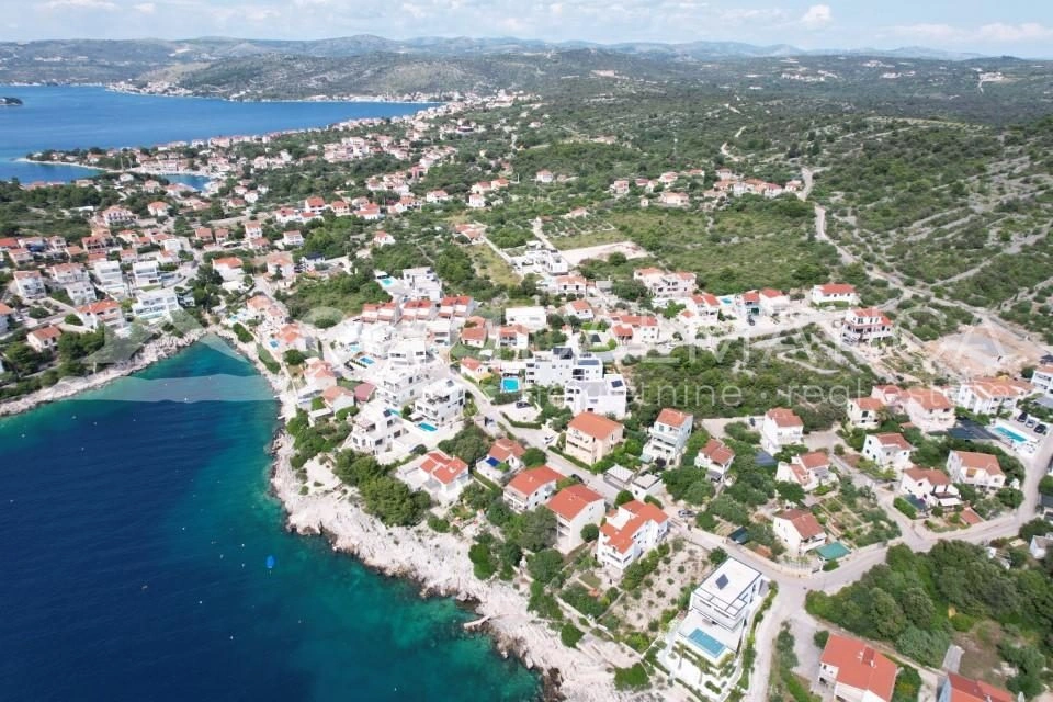 Modernes Haus mit Schwimmbad und Garten in der Nähe von Rogoznica - Nur 130 m vom Meer entfernt