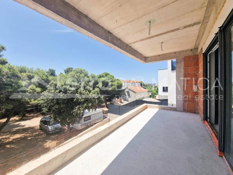 Žaborić, trosobni apartman na prvom katu, 150 m od mora