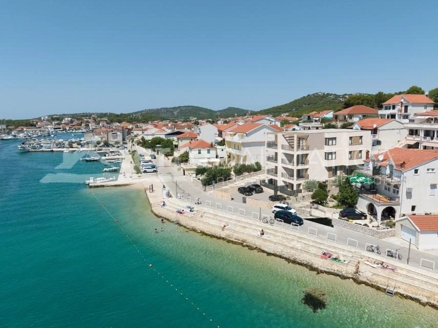 Apartment auf der Insel Murter: Erste Reihe zum Meer, mit Terrasse und Aussicht