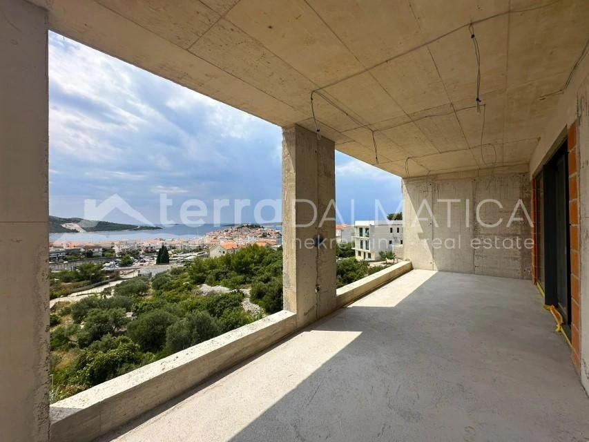 Primosten, luxuriöses Apartment mit geräumiger Loggia und Hydromassagepool