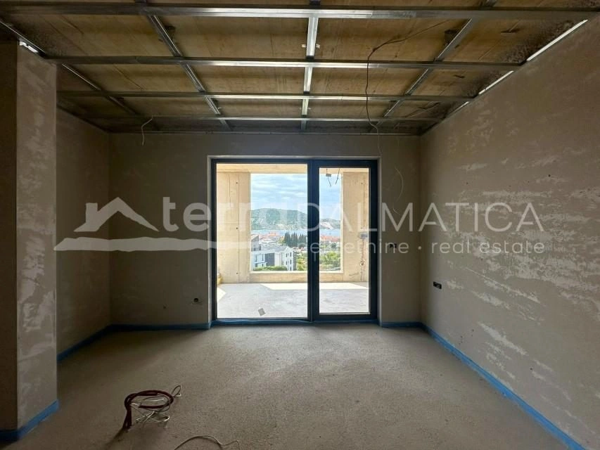 Primosten, luxuriöses Apartment mit geräumiger Loggia und Hydromassagepool