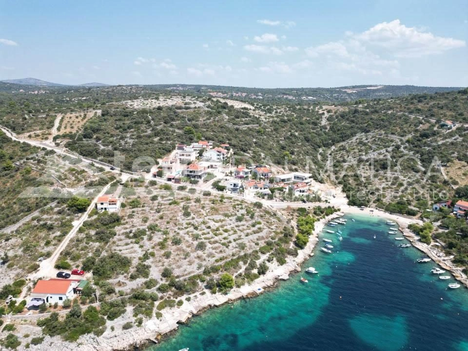 Umgebung von Rogoznica, Grundstück mit begonnenem Bau einer Villa in Toplage