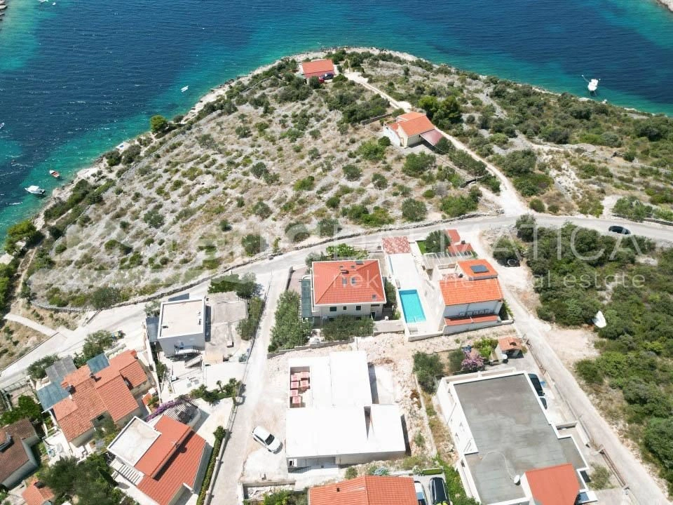 Umgebung von Rogoznica, Grundstück mit begonnenem Bau einer Villa in Toplage