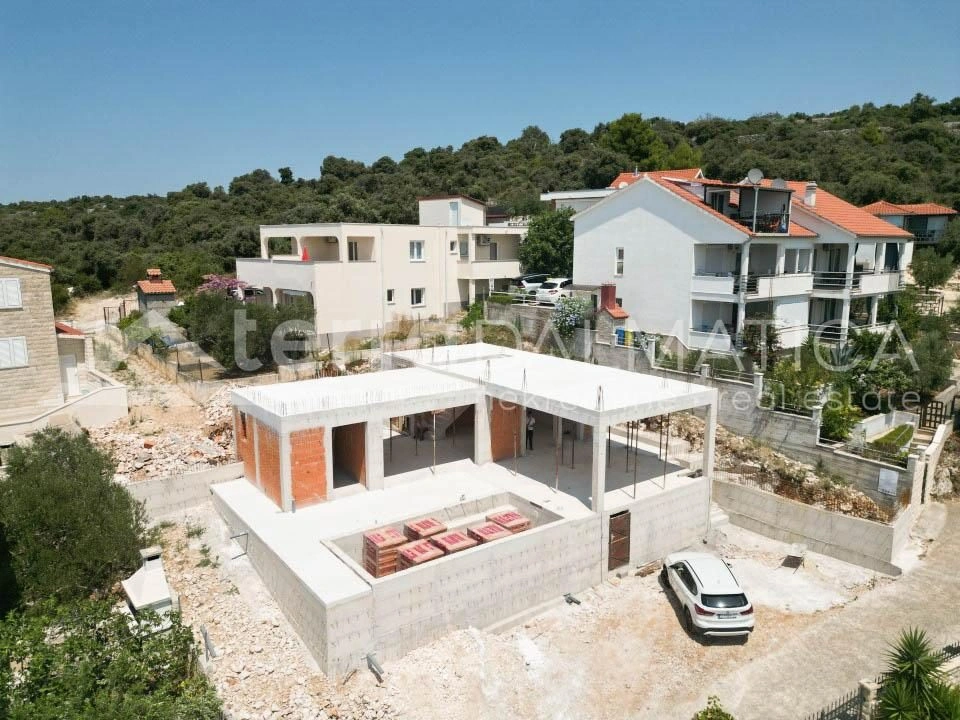 Umgebung von Rogoznica, Grundstück mit begonnenem Bau einer Villa in Toplage
