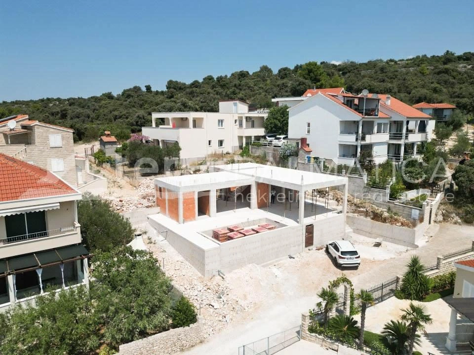 Umgebung von Rogoznica, Grundstück mit begonnenem Bau einer Villa in Toplage