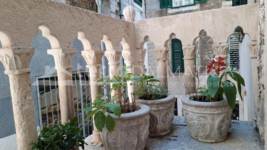 Šibenik, renovierte Wohnung im Zentrum – bereit zur Miete oder zum Wohnen