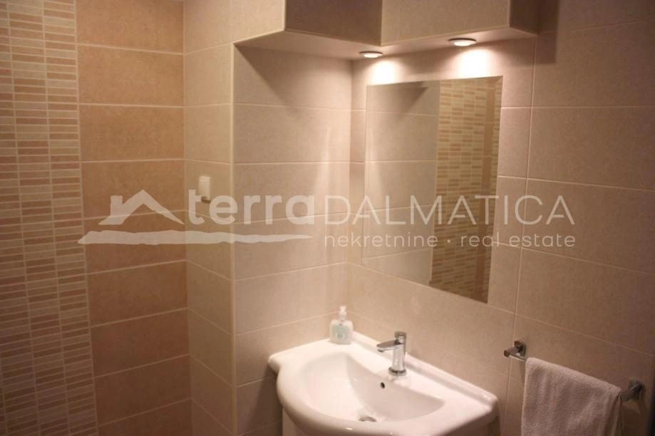 Šibenik, renovierte Wohnung im Zentrum – bereit zur Miete oder zum Wohnen