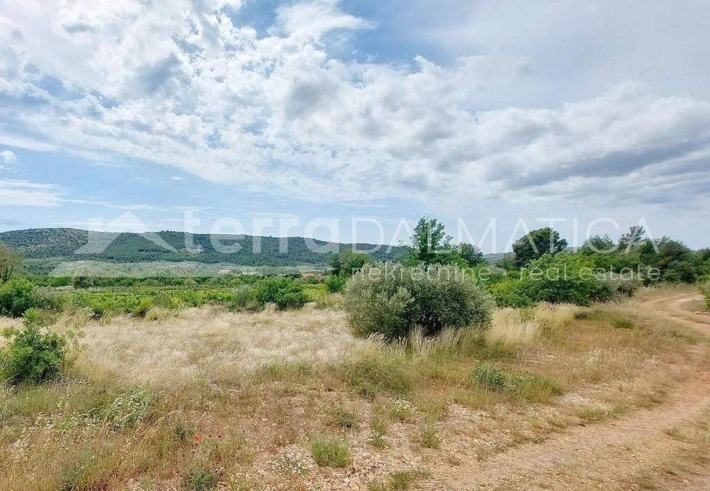 Šibenik, Bilice, građevinsko zemljište u mirnom okruženju prirode i vinograda
