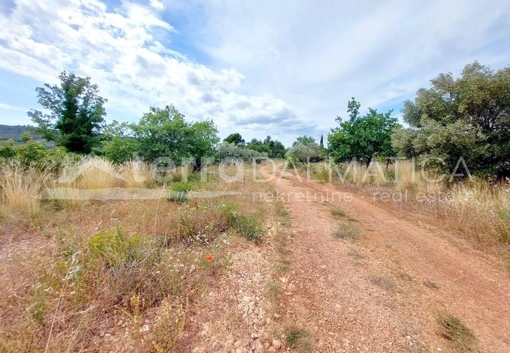Šibenik, Bilice, Baugrundstück in einer ruhigen Umgebung mit Natur und Weinbergen