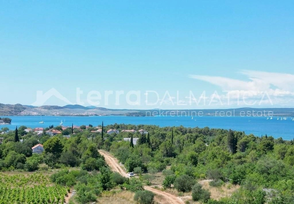 Šibenik, Bilice, Baugrundstück in einer ruhigen Umgebung mit Natur und Weinbergen