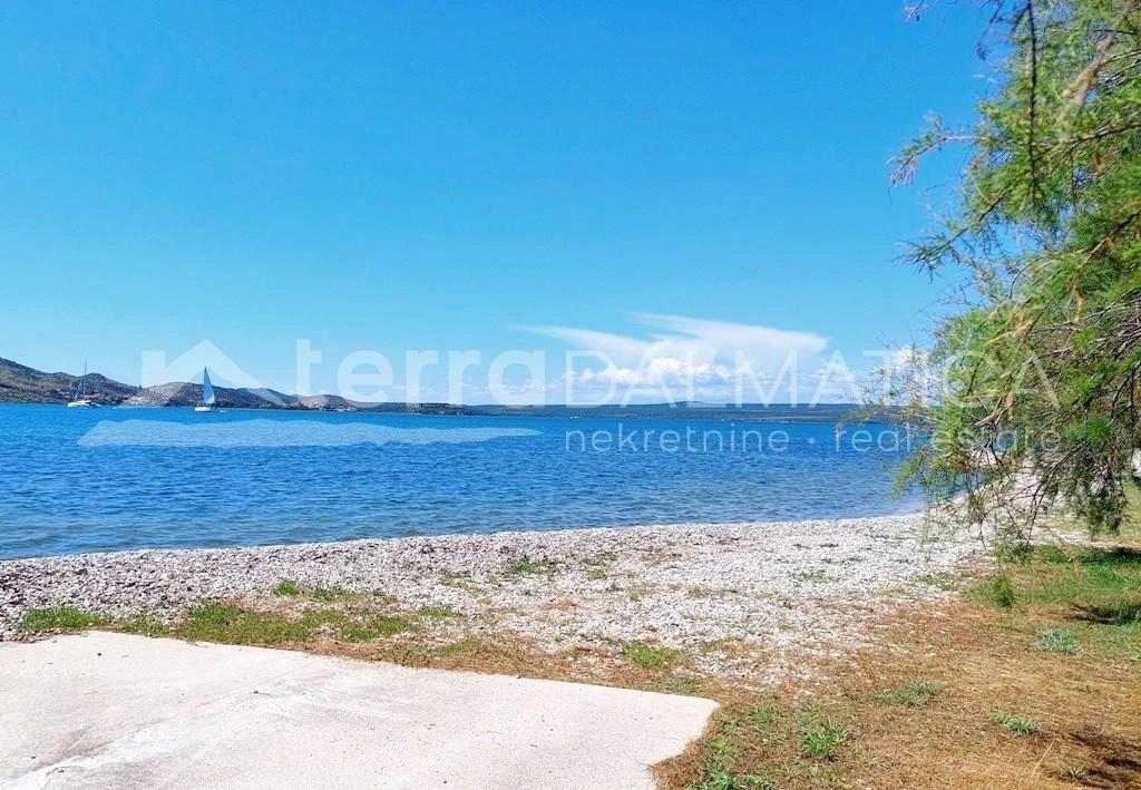 Šibenik, Bilice, Baugrundstück in einer ruhigen Umgebung mit Natur und Weinbergen