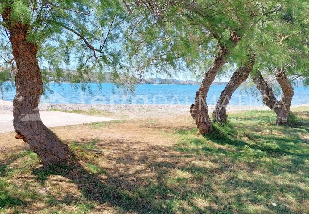 Šibenik, Bilice, Baugrundstück in einer ruhigen Umgebung mit Natur und Weinbergen